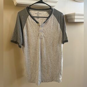 American Eagle Outfitters Men's Two-Tone Gray Henley Tee